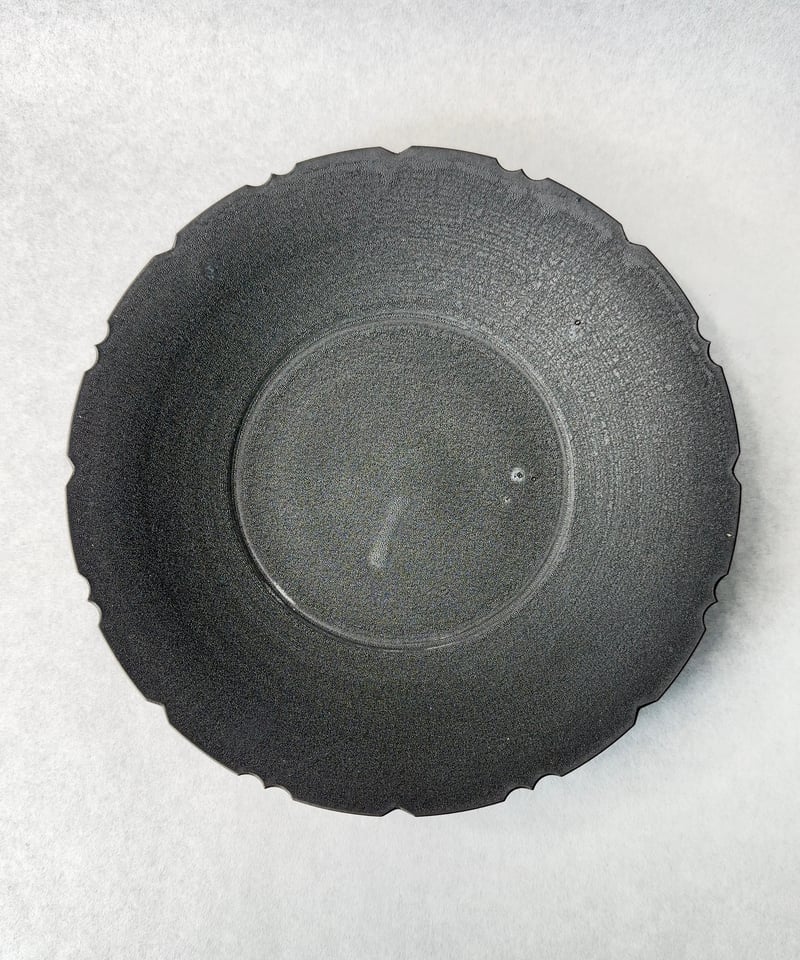 中里博恒・墨渇黒釉 綾花皿 | t.roots