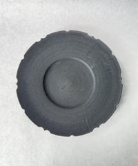中里博恒・墨渇黒釉 稜花皿
