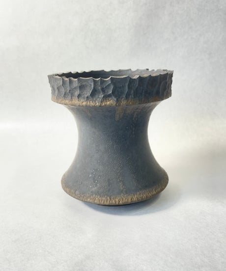 稲妻紋鉢 胴締型 黒結晶釉薬