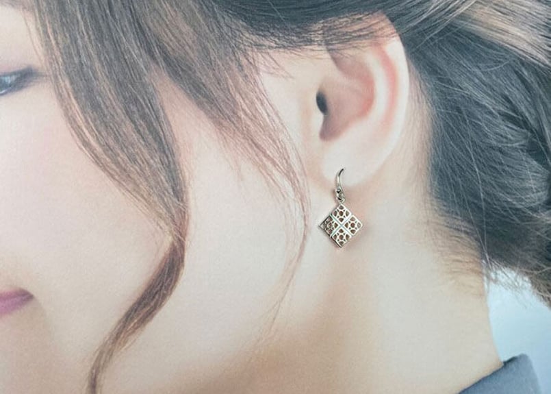 花デザイン フックピアス ホワイト デザインフックピアス（ホワイト） – Chuui（チューイ）