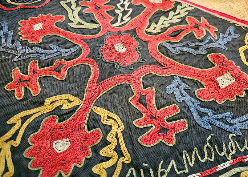 ビンテージ刺繍布の壁掛け（三角形）【クルグズスタン Saima製】SM-TK2