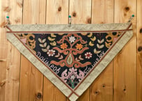 ビンテージ刺繍布の壁掛け（三角形）【クルグズスタン　Saima製】SM-TK2-2
