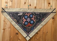 ビンテージ刺繍布の壁掛け（三角形）【クルグズスタン　Saima製】SM-TK2-4