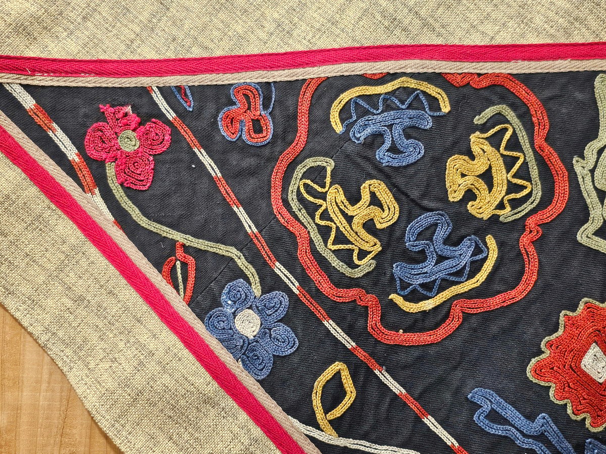 ビンテージ刺繍布の壁掛け（三角形）【クルグズスタン Saima製】SM-TK2