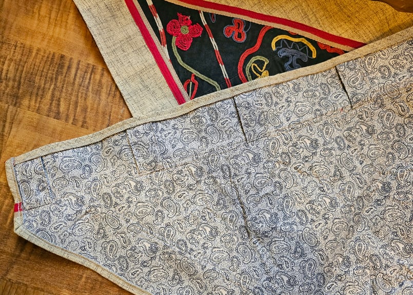 ビンテージ刺繍布の壁掛け（三角形）【クルグズスタン Saima製】SM-TK2