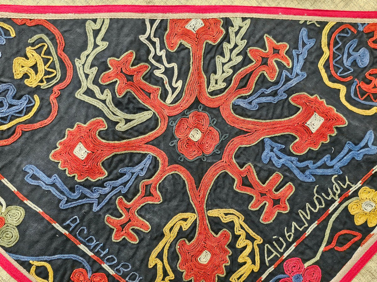 ビンテージ刺繍布の壁掛け（三角形）【クルグズスタン Saima製】SM-TK2
