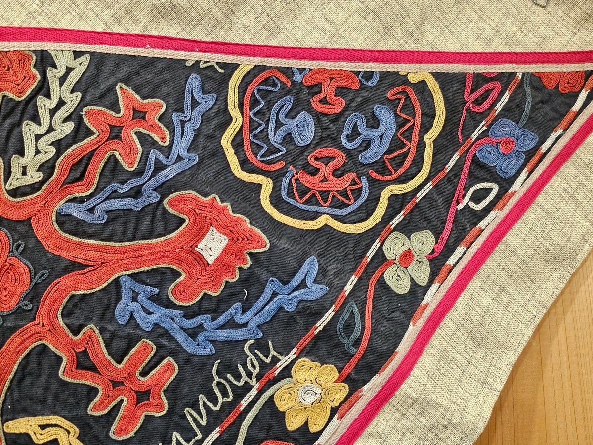 ビンテージ刺繍布の壁掛け（三角形）【クルグズスタン Saima製】SM-TK2
