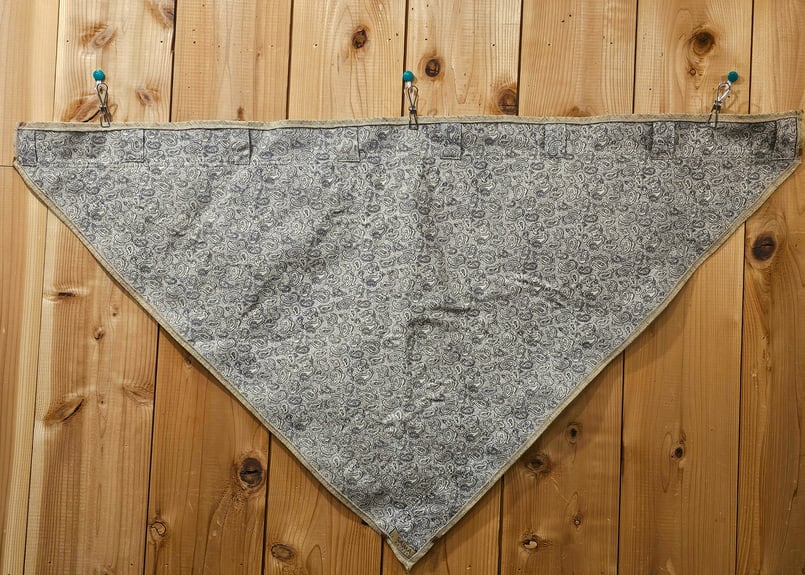 ビンテージ刺繍布の壁掛け（三角形）【クルグズスタン Saima製