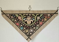 ビンテージ刺繍布の壁掛け（三角形）【クルグズスタン　Saima製】SM-TK2-1