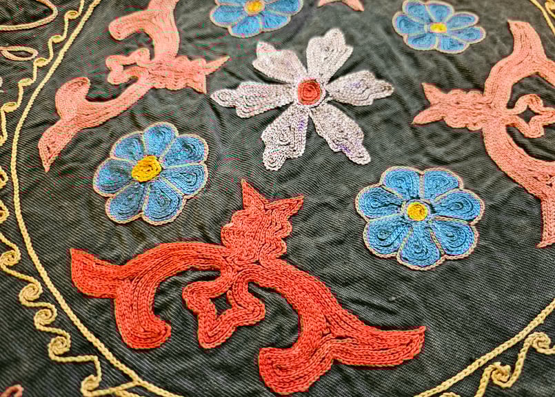 ビンテージ刺繍布の壁掛け（三角形）【クルグズスタン Saima製