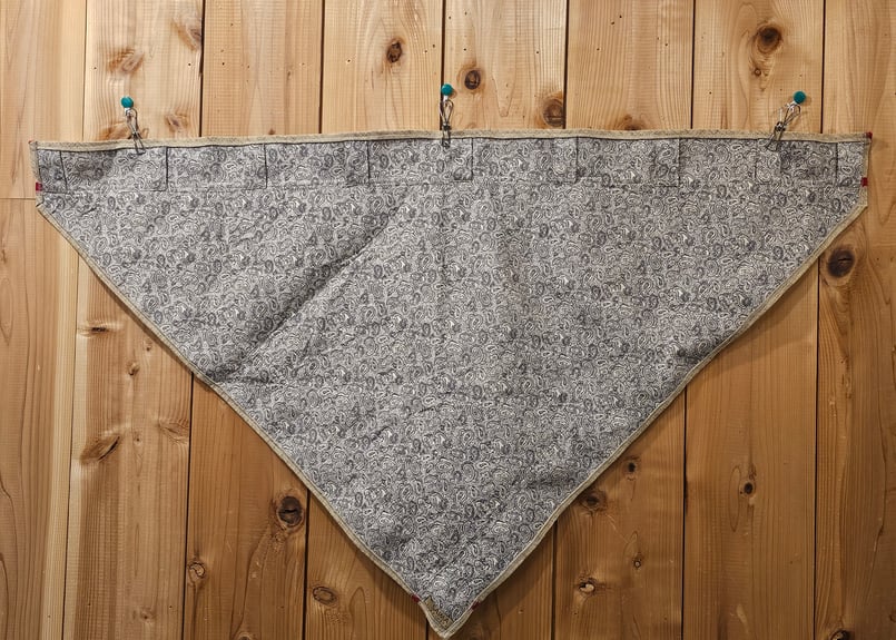 ビンテージ刺繍布の壁掛け(三角形)【クルグズスタン Saima製 ビンテージ刺繍布の壁掛け(三角形)【クルグズスタン Saima製