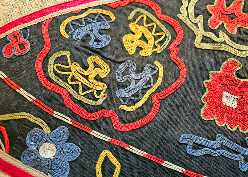 ビンテージ刺繍布の壁掛け（三角形）【クルグズスタン Saima製】SM-TK2