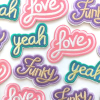 【W19】love yeah funky 文字　ワッペン　1枚
