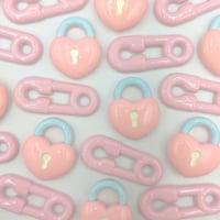 【D924】カギ　ピン　安全ピン　ハート　2個セット