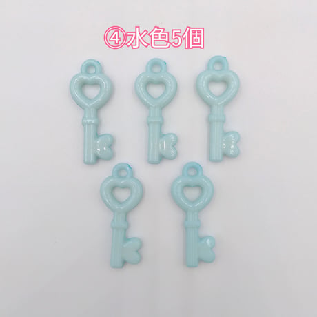 【C22】カギ　チャーム　同色5個セット