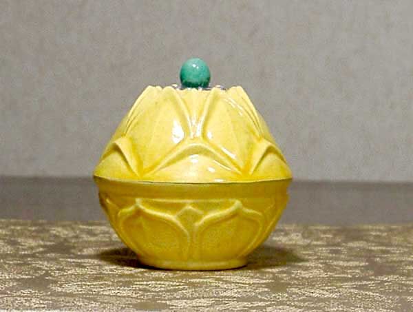 三井大磯 古余呂技窯 川瀬順一(二代竹春)作 交趾 歓冬花 香合 三井大磯 古余呂技窯 川瀬順一(二代竹春)作 交趾 歓冬花 香合