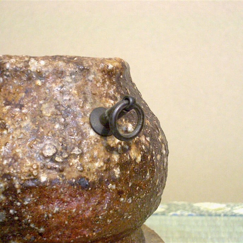 信楽焼　安倍 均 作（号：無畏庵）（松永耳庵・養子）掛花入　無傷　共箱　在銘。 信楽焼 阿部 均 作 掛花入 無傷 共箱 保証。