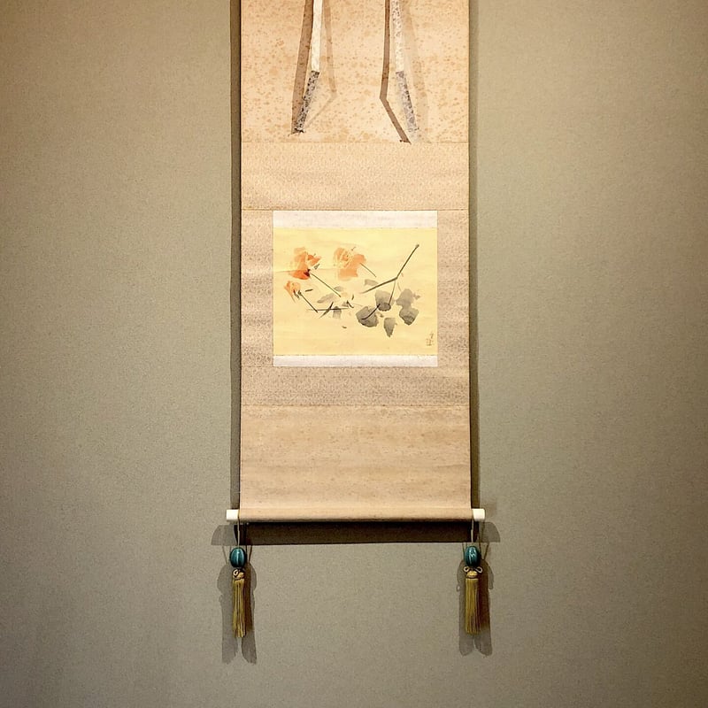 掛軸 日本画家 山下摩起画伯 水墨画「茨牡丹」軸装 作品良好 共 掛軸 日本画家 山下摩起画伯 水墨画「茨牡丹」軸装 作品良好 共