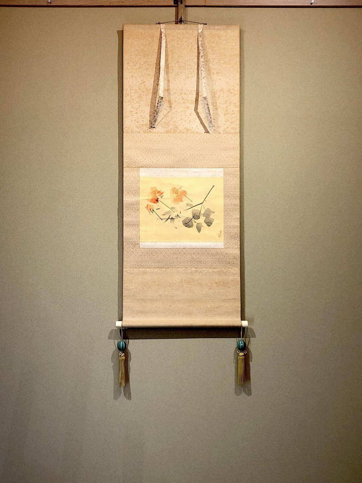 掛軸 日本画家 山下摩起画伯 水墨画「茨牡丹」軸装 作品良好 共 掛軸 日本画家 山下摩起画伯 水墨画「茨牡丹」軸装 作品良好 共