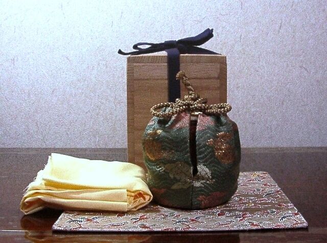 伊賀焼　作者不明　茶入写　共蓋　花押　在銘　無傷　箱無。 0515091659_6825327b7bef6.jpg