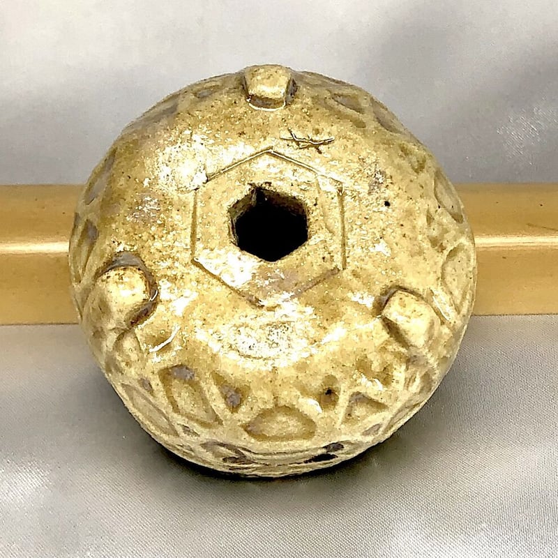瀬戸焼 表千家十四代而妙斎宗匠 作 銘:鶏篭 蓋置 花押 共箱 瀬戸焼 表千家十四代而妙斎宗匠 作 銘:鶏篭 蓋置 花押 共箱