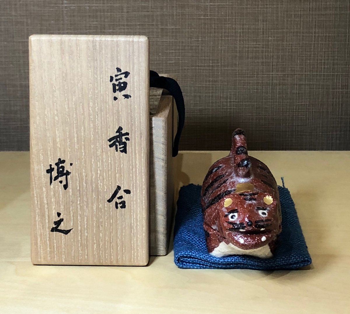 兵庫県 澤田博之作 虎 香合 無傷 共箱 古物。 | STORESショップARIKA 兵庫県 澤田博之作 虎 香合 無傷 共箱 古物。 | STORESショップARIKA