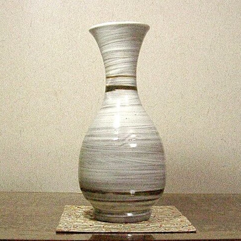 京焼・清水焼　八木一艸 作　刷毛目　草華紋　花瓶　無傷　共箱　保証。 京焼・清水焼 八木一艸 作 刷毛目 草華紋 花瓶 無傷 共箱 保証