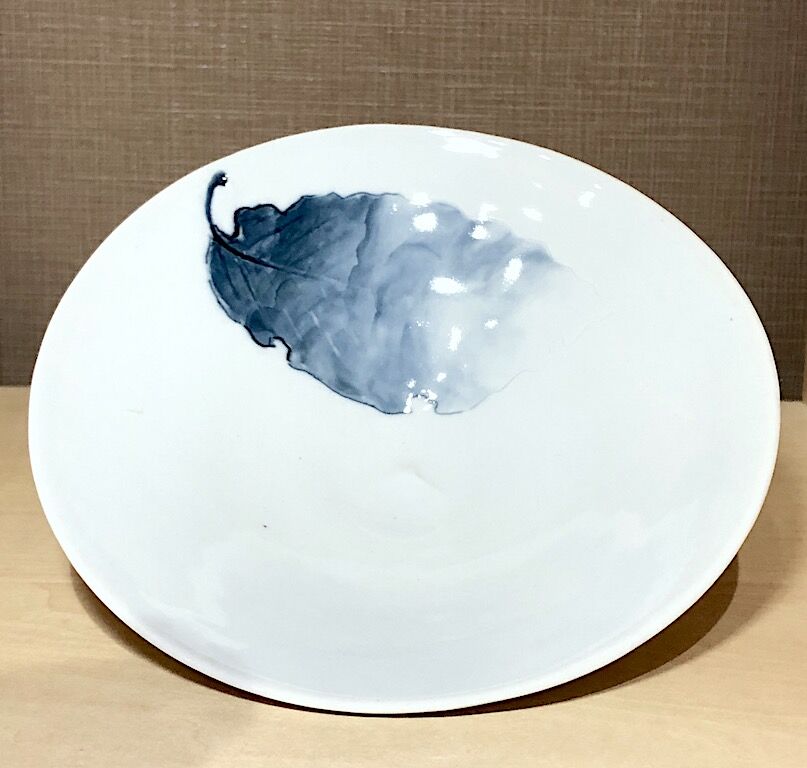 京焼・清水焼 加藤 巌作 染付 平茶碗 木葉文 無傷保証 共箱 京焼・清水焼 加藤 巌作 染付 平茶碗 木葉文 無傷保証 共箱