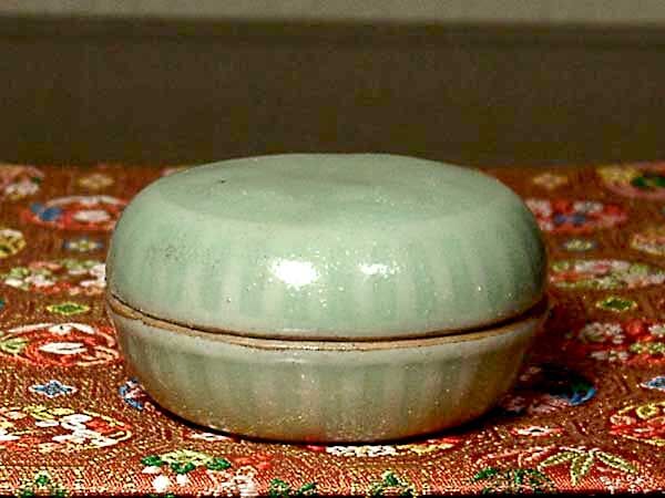 京焼・清水焼 真清水蔵六 作 青磁「字」香合 無傷 箱誂 保証 京焼・清水焼 真清水蔵六 作 青磁「字」香合 無傷 箱誂 保証