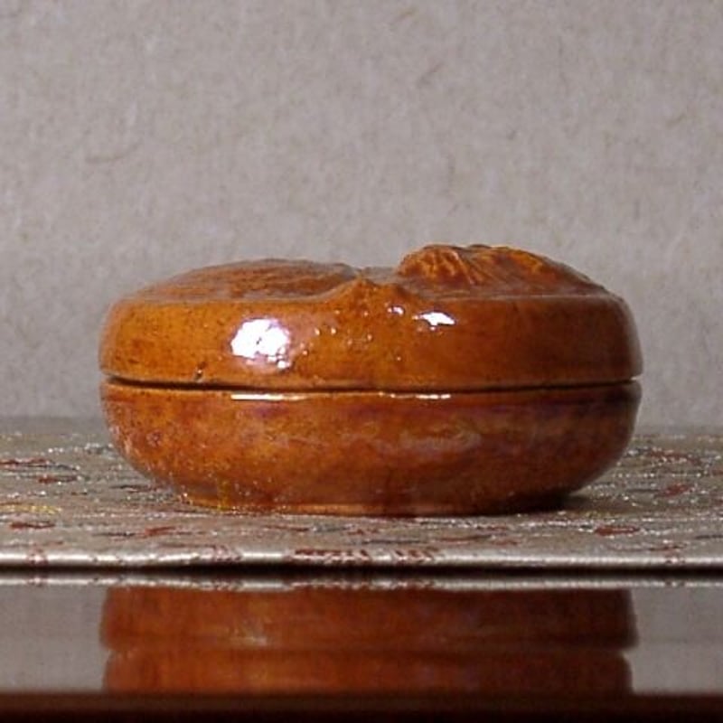 送料込【逢絢亭】茶道具 香合 大樋焼 飴釉 糸巻香合 大樋長阿弥 共箱入り 送料込【逢絢亭】茶道具 香合 大樋焼 飴釉 糸巻香合 大樋長阿弥