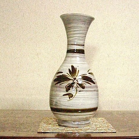京焼・清水焼　八木一艸 作　刷毛目　草華紋　花瓶　無傷　共箱　保証。