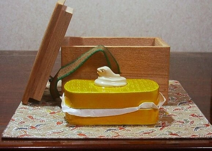 京焼・清水焼清閑寺窯杉田祥平作干支巳鈴木宗保書付香合共箱。