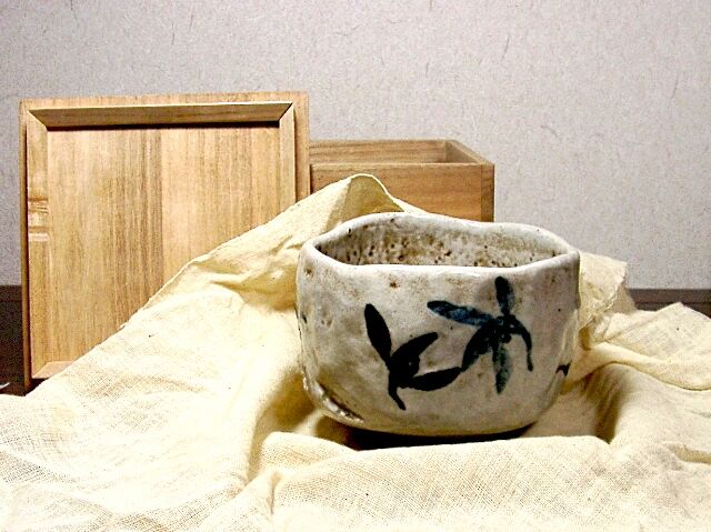 茶道具 月谷焼 月谷初子作 茶碗 風景画 美品 箱入(メ1282) 月谷焼 月谷初子 作 マダム貞奴 画賛 茶碗 無傷 時代箱 保証