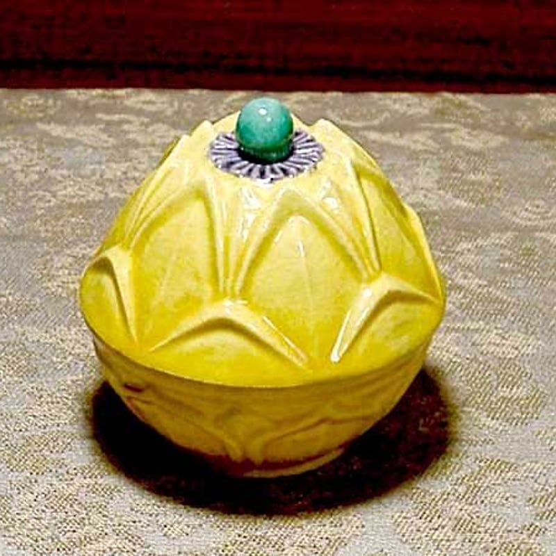 三井大磯 古余呂技窯 川瀬順一(二代竹春)作 交趾 歓冬花 香合 三井大磯 古余呂技窯 川瀬順一(二代竹春)作 交趾 歓冬花 香合