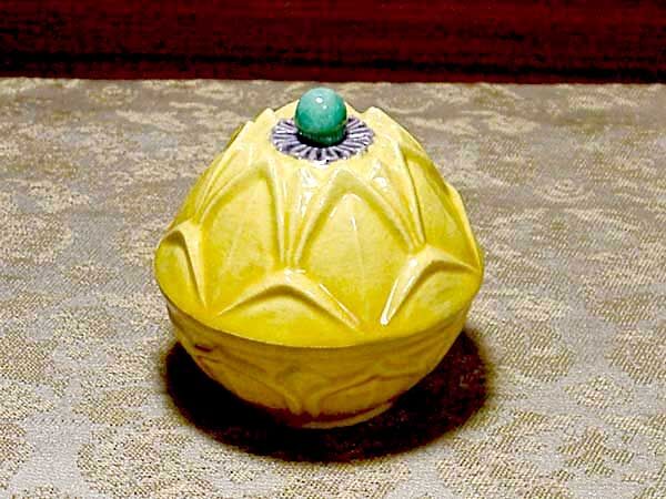 三井大磯 古余呂技窯 川瀬順一(二代竹春)作 交趾 歓冬花 香合 三井大磯 古余呂技窯 川瀬順一(二代竹春)作 交趾 歓冬花 香合