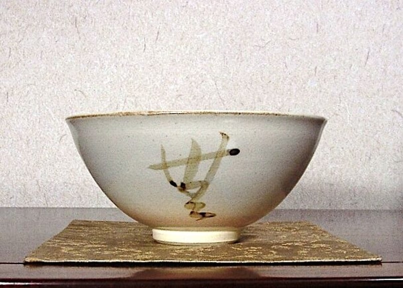 京焼・清水焼　ピーター・ハーモン（巖）作　黒豆　灰釉　梅花茶碗　無傷　共箱　保証 京焼・清水焼 ピーター・ハーモン（巖）作 黒豆 灰釉 梅花茶碗