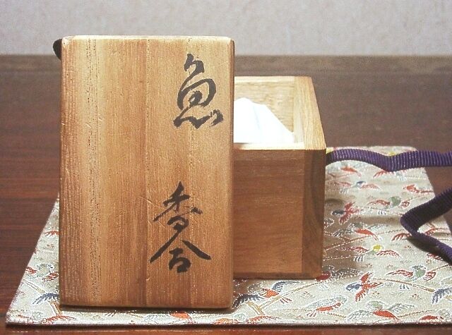 鎌倉　乾山焼　尾形奈美（乾女）作　槍梅　香合　共箱　無傷　保証。 鎌倉 尾形奈美（乾女）作 香合 魚 無傷 共箱 保証。 | STORESショップARIKA