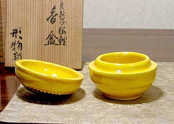 京焼・清水焼　聚楽焼　吾唯足知　香合　在銘　共箱　無傷　保証。 京焼・清水焼 八坂焼 交趾写 桜鯉 在判 香合 無傷 共箱 保証