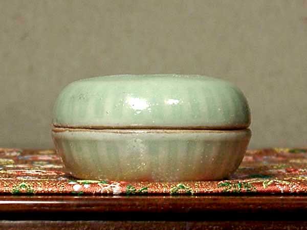 京焼・清水焼 真清水蔵六 作 青磁「字」香合 無傷 箱誂 保証