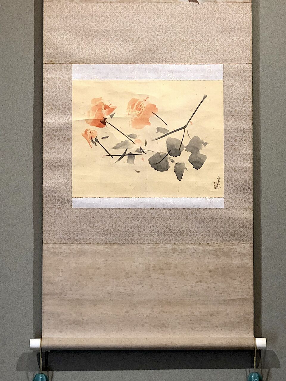 掛軸 日本画家 山下摩起画伯 水墨画「茨牡丹」軸装 作品良好 共 掛軸 日本画家 山下摩起画伯 水墨画「茨牡丹」軸装 作品良好 共