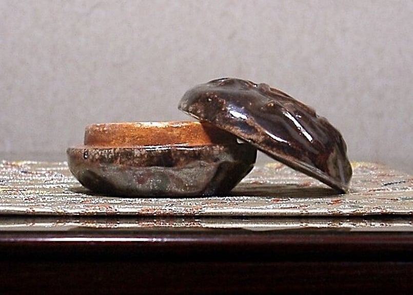 京焼・清水焼聚楽焼吾唯足知香合在銘共箱無傷保証。