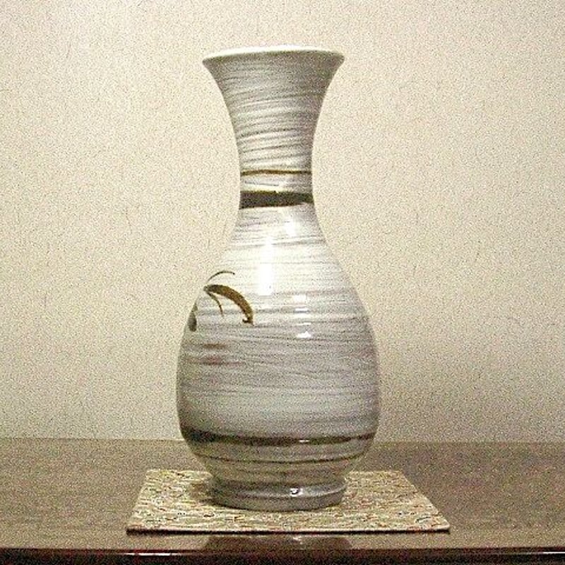 京焼・清水焼　八木一艸 作　刷毛目　草華紋　花瓶　無傷　共箱　保証。 京焼・清水焼 八木一艸 作 刷毛目 草華紋 花瓶 無傷 共箱 保証