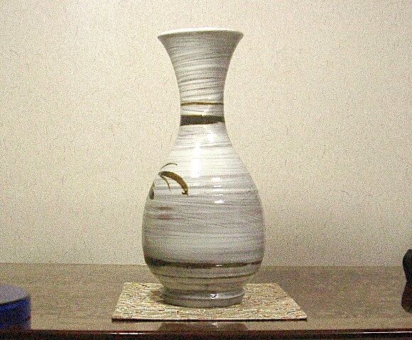 京焼・清水焼　八木一艸 作　刷毛目　草華紋　花瓶　無傷　共箱　保証。 京焼・清水焼 八木一艸 作 刷毛目 草華紋 花瓶 無傷 共箱 保証