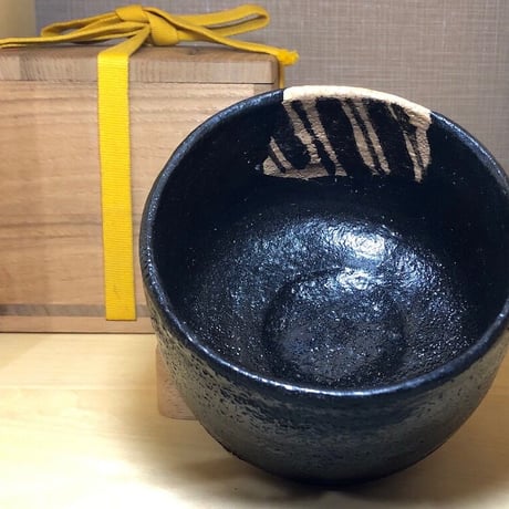 桑園焼　小野民次郎作　黒織部「東華」印在銘　無傷保証　共箱　古物。