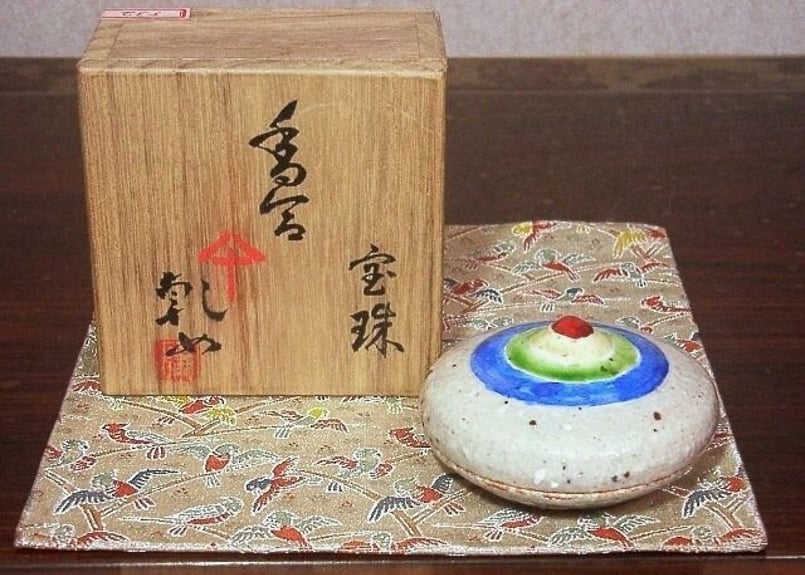 初代 尾形乾山 宝恵香合 寶尽し香合共布 茶道具 時代物 です。