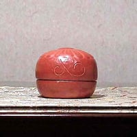 三井大磯 古余呂技窯 川瀬順一（二代竹春）作 交趾 歓冬花 香合 無傷