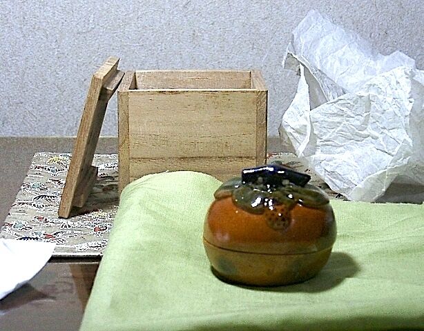 嵯峨焼　落柿舎 造　柿（俳句入）香合　共箱 嵯峨焼 落柿舎 造 柿（俳句入）香合 無傷 共箱 保証。 | STORES