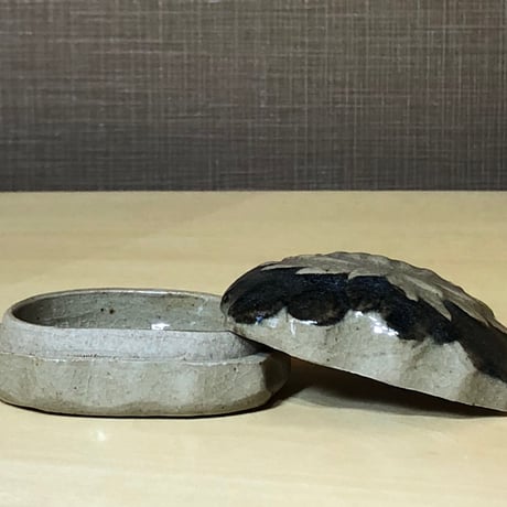 瀬戸窯　今泉源内作　東雲在銘　菊華　香合　無傷　古物。