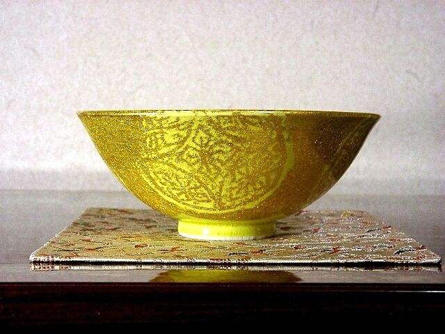 平戸　三河内焼　山玉泉 十四代福本弥次右衛門　茶碗　無傷　共箱　保証。 平戸 三河内焼 山玉泉 十四代福本弥次右衛門 茶碗 無傷 共箱 保証