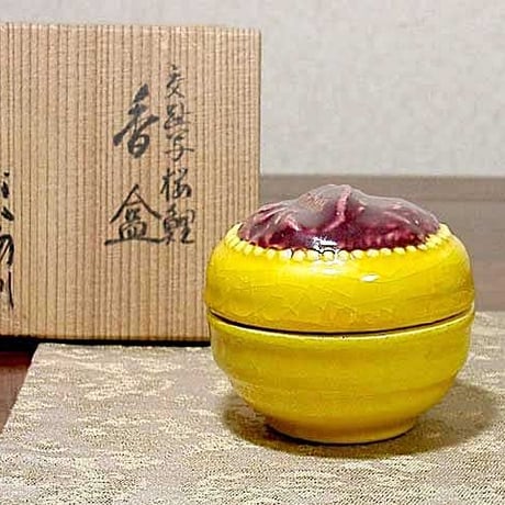 京焼・清水焼　八坂焼　交趾写　桜鯉　在判　香合　無傷　共箱　保証。